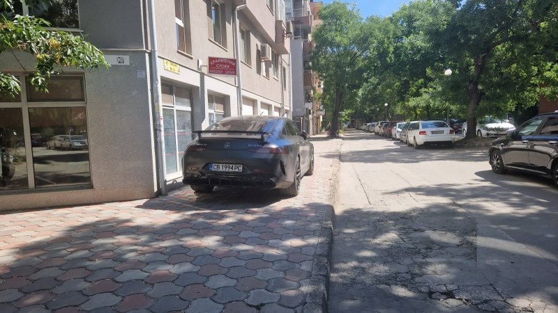 Лъскав софийски Мерцедес блокира единствения тротоар на улица в Кършияка