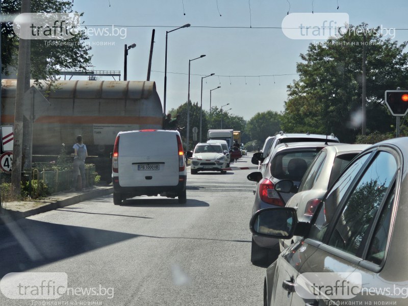 Серия от нарушения: Шофьор в насрещното на жп прелез в Пловдив тарикатски пререди всички