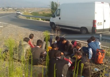 Полицията откри голяма група нелегални мигранти край Казичене които са