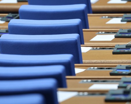 Депутатите излизат в извънредна едномесечна ваканция
