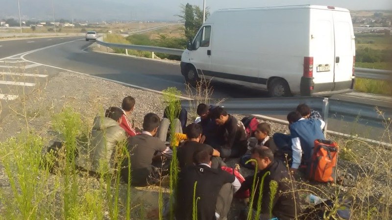 Полицията откри голяма група нелегални мигранти край Казичене, които са