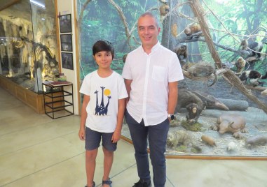 Директорът на Природонаучния музей гл ас д р Огнян Тодоров посрещна 9 годишния