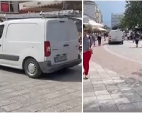 Баничарка навлезе на Главната в Пловдив, докато десетки пешеходци се разхождат
