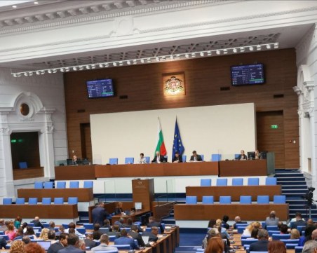 Депутатите започнаха работа с поздрав към учители и ученици