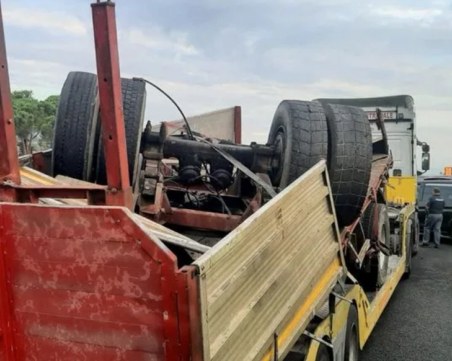 Двама са загинаха при тежка катастрофа на автобус с мигранти в Италия