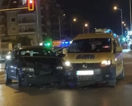 Кола и такси се сблъскаха в София