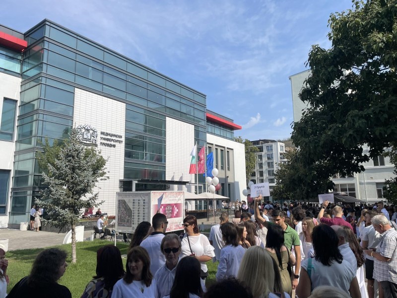 Бъдещите лекари в Пловдив положиха клетва за първи път в бели манти ВИДЕО