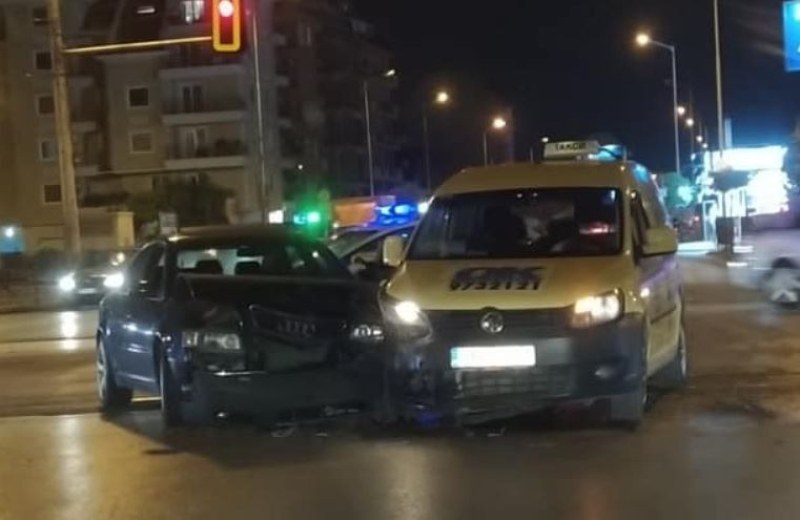 Кола и такси се сблъскаха в София