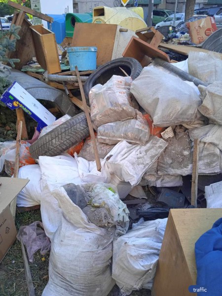 Служители на Чистота за пореден път почистиха района на бул.