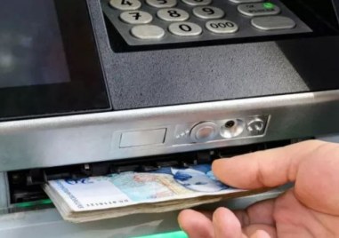 Мъж от Асеновград е намерил забравена сума пари на банкомат