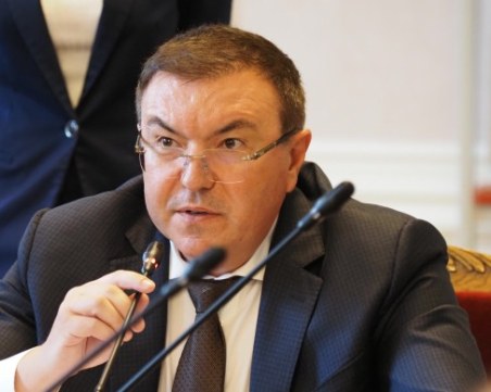 Ангелов скочи на Сербезова за липсващите лекарства