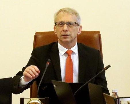 Денков кани зърнопроизводителите на среща, няма да иска оставката на Кирил Вътев