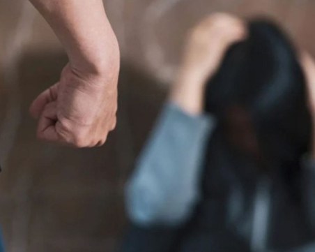 Оставиха в ареста мъжа, пребил и остригал до кожа жена си в Свищов