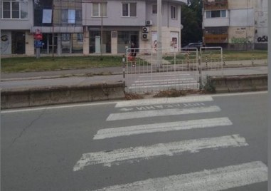 Пешеходна пътека в Русе със заграждения изненадва гости на града