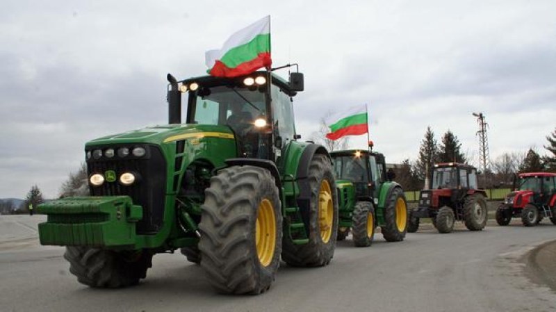 Протест на зърнопроизводители блокира с техника пътища в Пловдивско днес