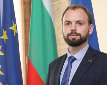 ДБ заплаши с изключване Мустафа Емин от партията