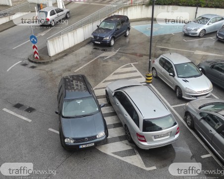 Хасковлия с безобразно паркиране пред пловдивски мол, черен джип със същата постъпка