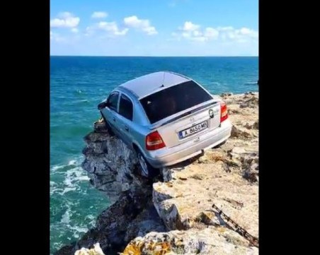Опит за самоубийство? Опел на косъм да излети от скалите