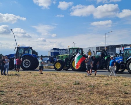 Техника на зърнари блокира Пловдивско, трактори преминаха по Карловско шосе и бул. 