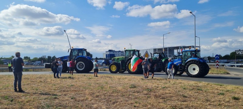 Техника на зърнари блокира Пловдивско, трактори преминаха по Карловско шосе и бул. 