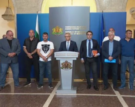 Денков: В близко бъдеще няма да разрешим внос на слънчоглед от Украйна