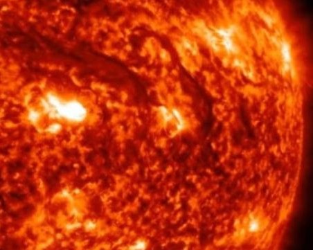 Най-голямото изригване на Слънцето! Огромен поток от гореща плазма лети към Земята