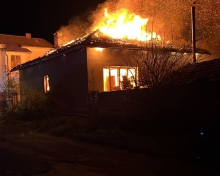 Пожар унищожи част от къща в Богданица, изпепелени са две селскостопански постройки