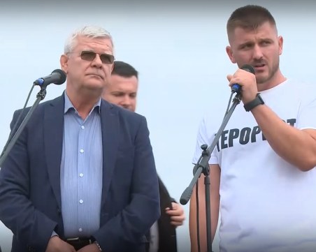 Разлято мляко и смачкани малини на протеста на земеделците, министър Вътев се срещна с тях