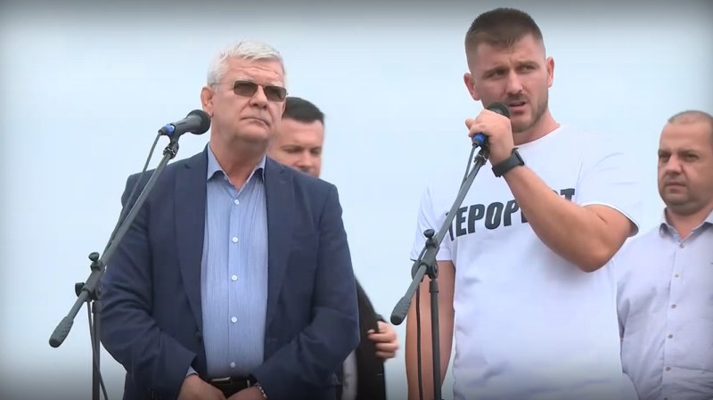 Разлято мляко и смачкани малини на протеста на земеделците, министър Вътев се срещна с тях