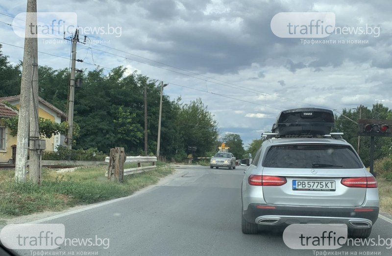 След публикация на TrafficNews: Разкриха шофьора, минал при спусната бариера през прелеза до Войводиново