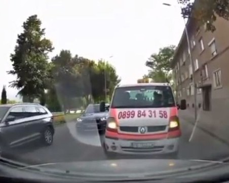 Помощ за Пътна помощ! Пловдивски шофьор в насрещното бесен, че не му правят път