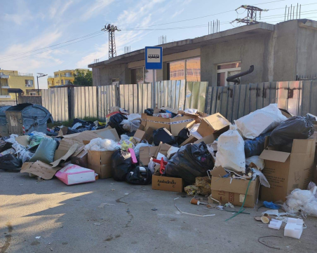 Немарливи граждани превърнаха спирка на градския транспорт в бунище