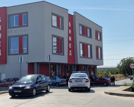 Въоръжен мъж се барикадира в Стара Загора, простреля двама