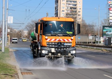 Машинното метене и миене на улиците в Пловдив продължава по