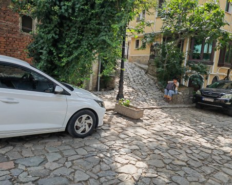 Бетонирана на улицата кашпа застрашава туристи и автомобили в Стария град