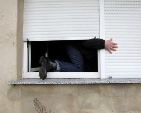 Затваряйте прозорците! Последователи на Спайдърмен в Пловдив крадат наред от ниските етажи