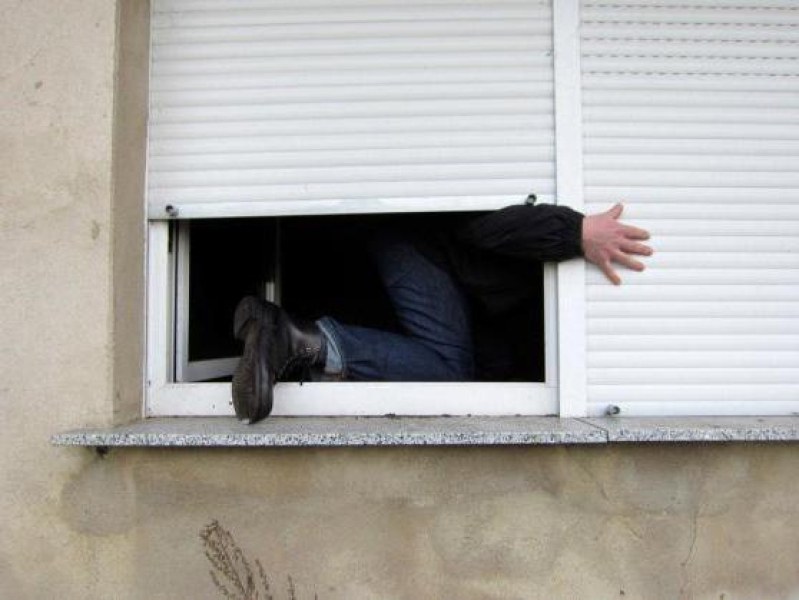 Затваряйте прозорците! Последователи на Спайдърмен в Пловдив крадат наред от ниските етажи