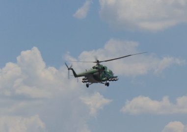 Излетя пред нас Имаше двама охранители които пазиха хеликоптера през