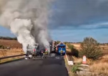 Тежка катастрофа между два автобуса и тир с над 60 ранени