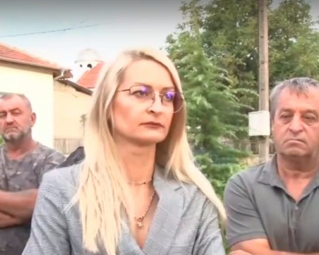 Психично болен мъж, убил майка си, тормози казанлъшко село