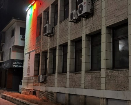 Сградата на Областна администрация-Пловдив грейна в цветовете на трибагреника