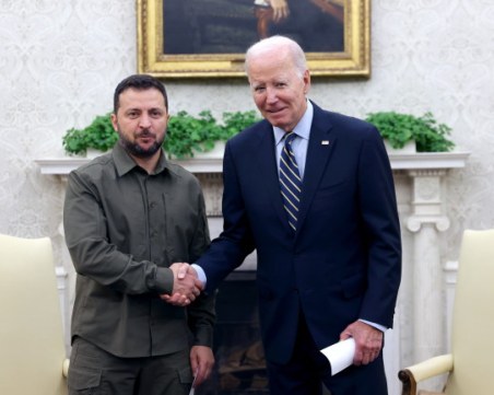 Зеленски от Белия дом: Ако Киев падне, Русия напада половината Европа