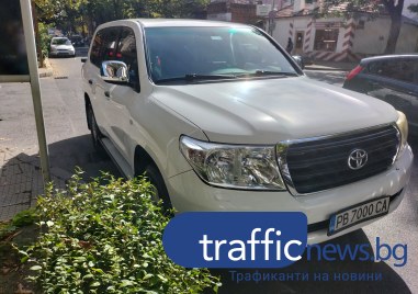 Огромен джип паркира по средата на кръстовище в Пловдив и