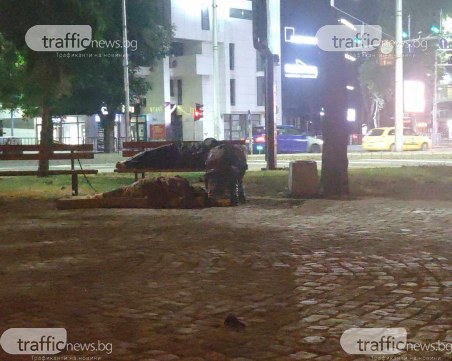 Бездомниците, спящи на спирката на Сточна гара, се преместиха в градинка - отказват помощ