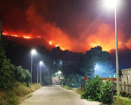 Двама загинаха, а 700 души бяха евакуирани след пожар в хотел в Сицилия