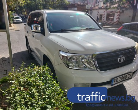 Огромен джип спря в кръстовище в Пловдив, блокира пешеходци и пречи на автомобили