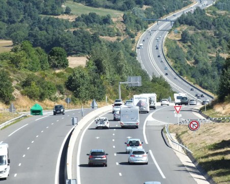 Във Франция дават по 100 евро на шофьор, ако вози и друг за работа