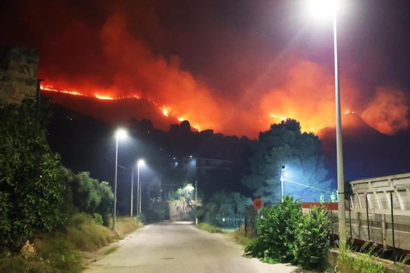 Двама загинаха, а 700 души бяха евакуирани след пожар в хотел в Сицилия
