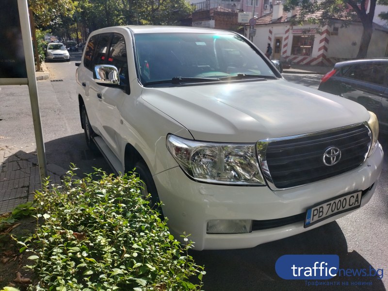 Огромен джип паркира по средата на кръстовище в Пловдив и