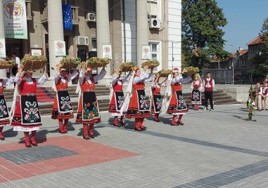 Над 35 състава от различни фолклорни области в България пяха